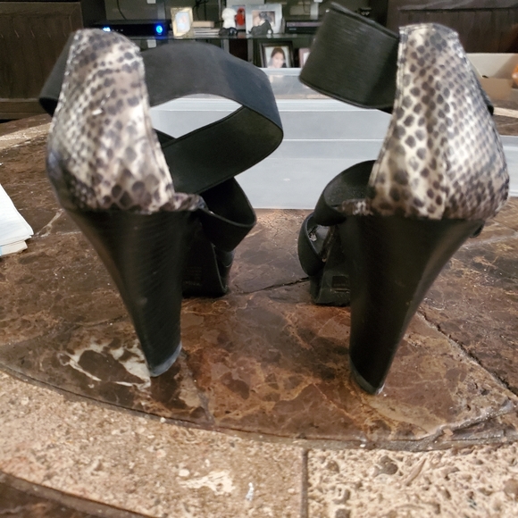 5/25 Carlson Black cloth strap & animal print sandals chunky 4 1/2" heel 8M - Picture 5 of 9